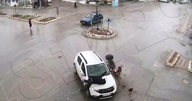 Motosikletli kurye, kavşaktan dönen otomobile böyle çarptı