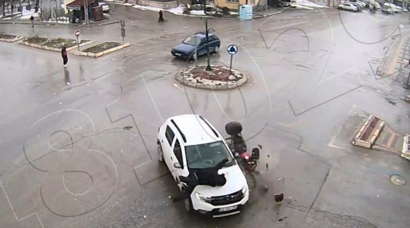 Motosikletli kurye, kavşaktan dönen otomobile böyle çarptı