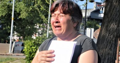 Oğlunu elinde broşür ile her yerde arıyor