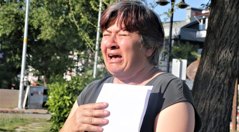 Oğlunu elinde broşür ile her yerde arıyor