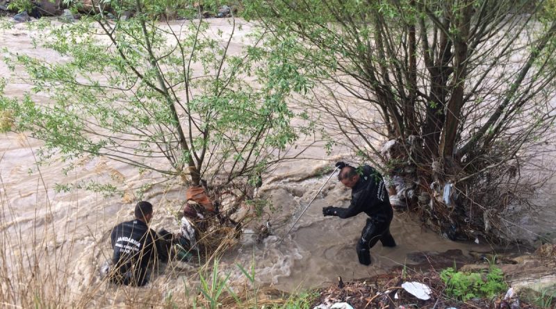 Oltu çayında kaybolan çifti arama çalışmalarına başlandı