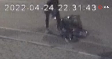 Ön tekerini kaldırdığı motosiklet altından fırladı, o da arkasından koştu