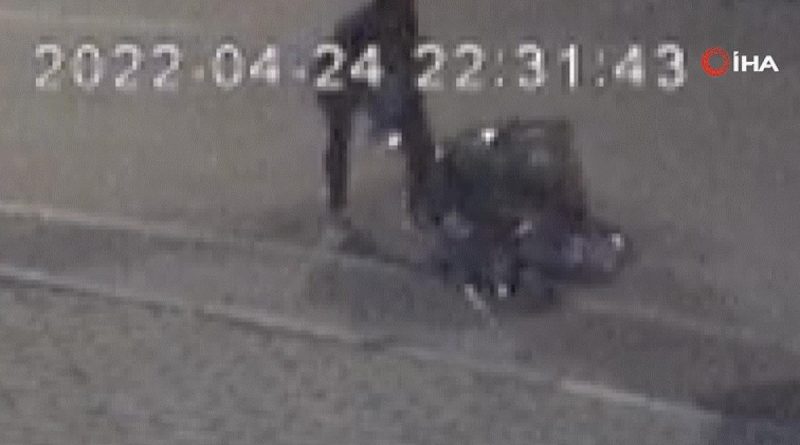 Ön tekerini kaldırdığı motosiklet altından fırladı, o da arkasından koştu