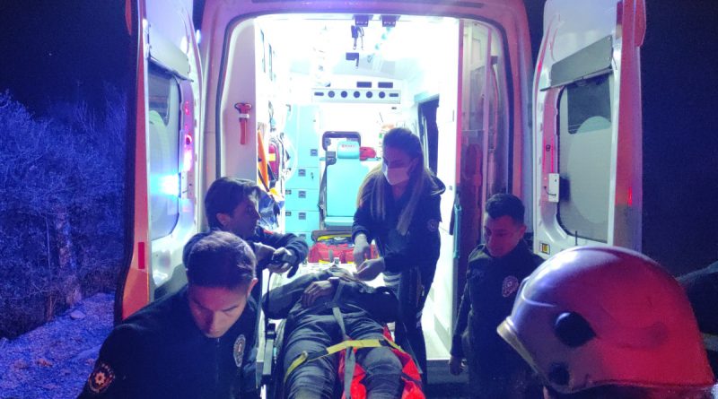 Ormanlık alana düşen adamı itfaiye ekipleri kurtardı