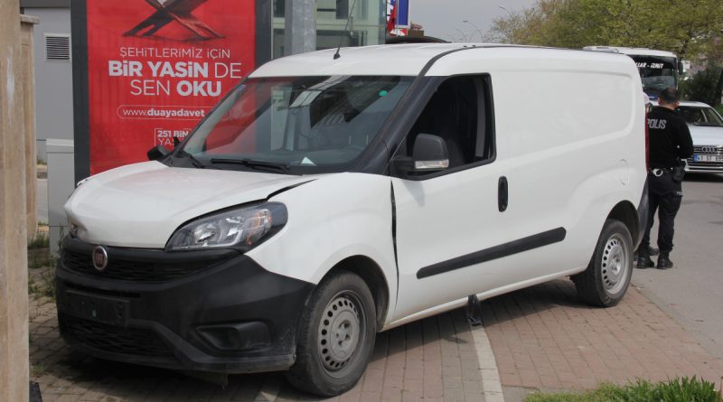 Otobüsün çarptığı araç duvara çarparak durabildi