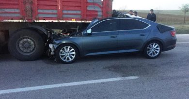 Otomobil, tırın dorsesinin altına girdi