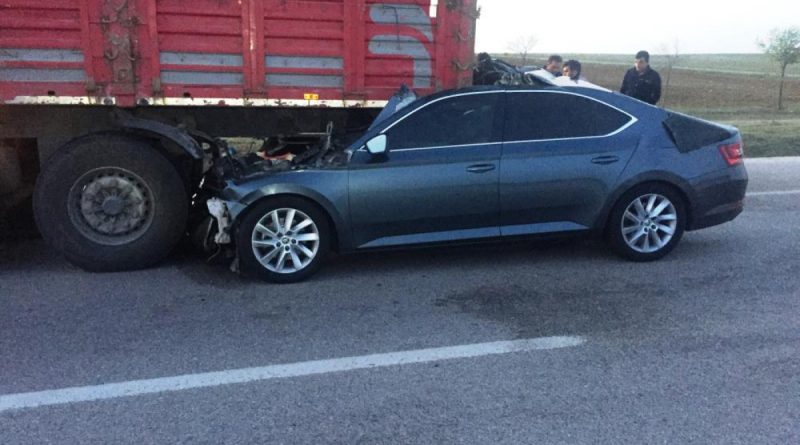 Otomobil, tırın dorsesinin altına girdi