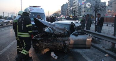 Otomobilin çarptığı aydınlatma direği 2 otomobilin üstüne devrildi: 6 yaralı