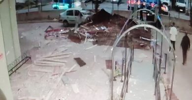 Otomobilini kurtardı, kendini kurtaramadı