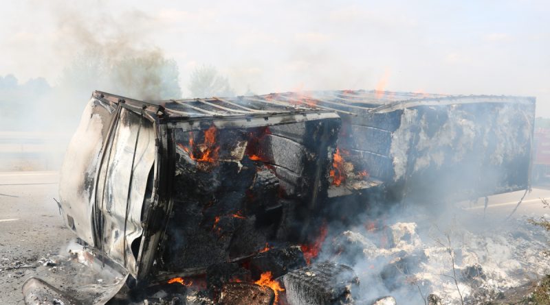 Pamuk yüklü tırın dorsesi alev alev yandı