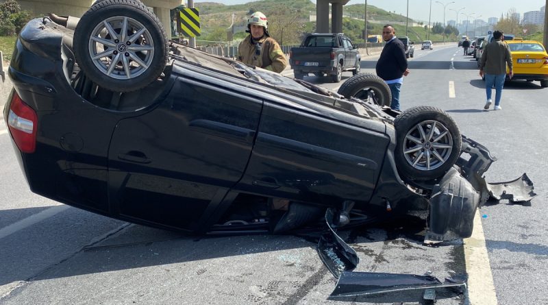 Pendik’de refüje çarpan otomobil takla attı: 1 yaralı