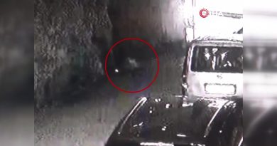 Polis memuru kafasına atılan cisim sonucu merdivenlerinden düştü, hayatını kaybetti!