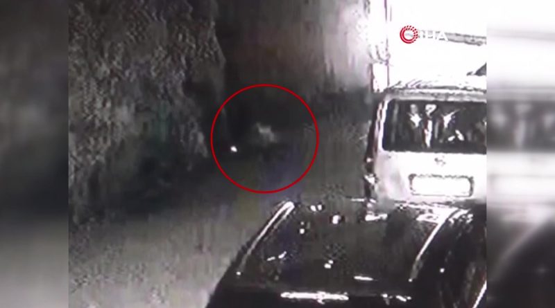 Polis memuru kafasına atılan cisim sonucu merdivenlerinden düştü, hayatını kaybetti!