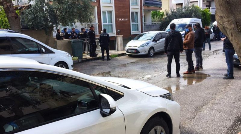 Polis memuru yalnız yaşadığı apartta ölü bulundu