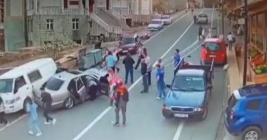 Rize’de yola atlayan motor sürücüsü 3 araçlı zincirleme kazaya sebep oldu