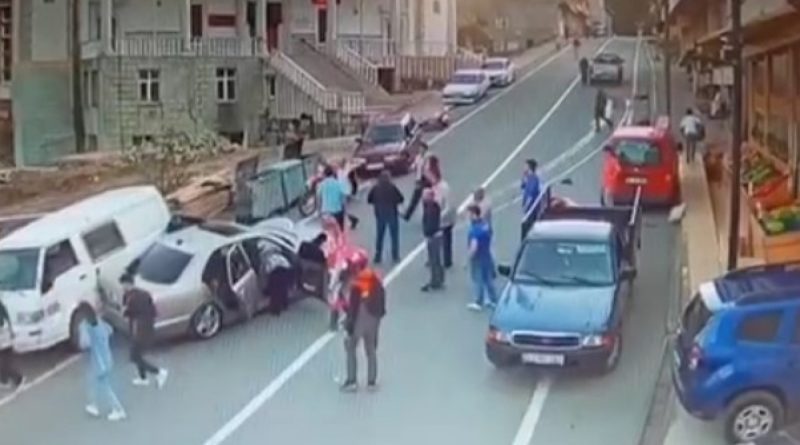 Rize’de yola atlayan motor sürücüsü 3 araçlı zincirleme kazaya sebep oldu