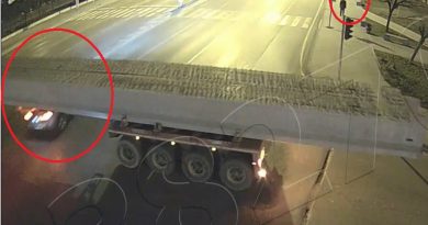 Samsun'da cipin hareket halindeki tırın altından geçme anı kamerada