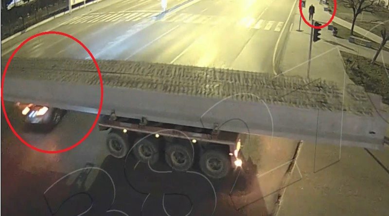 Samsun'da cipin hareket halindeki tırın altından geçme anı kamerada