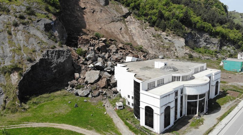 Samsun'da heyelan: Dağ akıp geldi