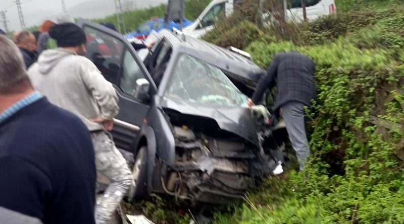 Samsun’da kamyonla hafif ticari vasıta çarpıştı: 1’i ağır 3 yaralı