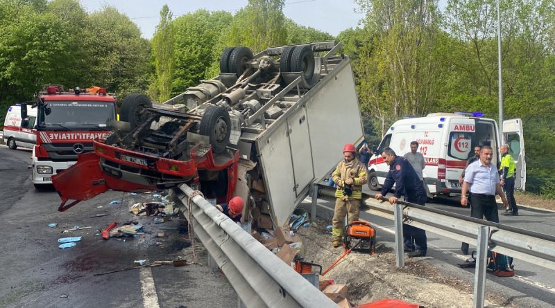 Sarıyer'de refüje çarpan kamyonet ters döndü: 3 ağır yaralı