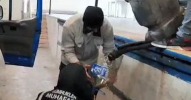 Sarp Sınır Kapısı'nda bir aracın yakıt deposunda 104 kilogram bal ele geçirildi