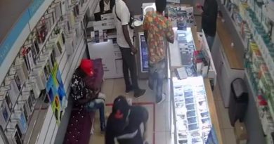 Satın almak için baktığı telefonu çalıp kaçtı