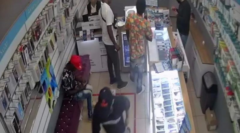 Satın almak için baktığı telefonu çalıp kaçtı