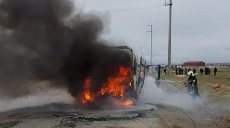 Seyir halindeki minibüs alev alev yandı !