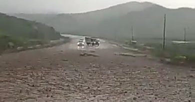 Siirt’te sel oldu, araçlar mahsur kaldı