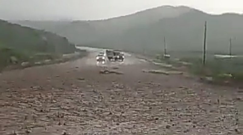 Siirt’te sel oldu, araçlar mahsur kaldı