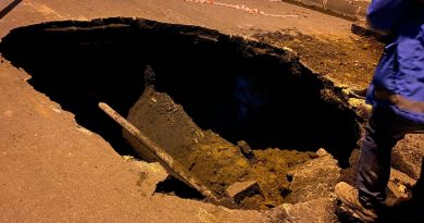 Şişli’de yol çöktü, etrafı kanalizasyon kokusu sardı
