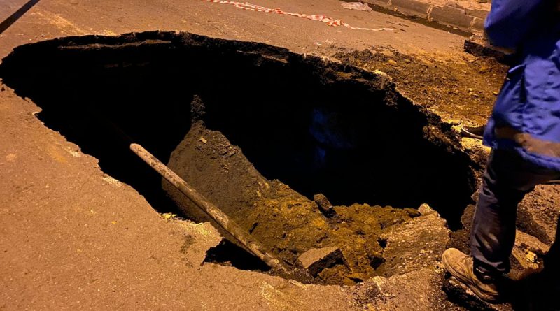 Şişli’de yol çöktü, etrafı kanalizasyon kokusu sardı