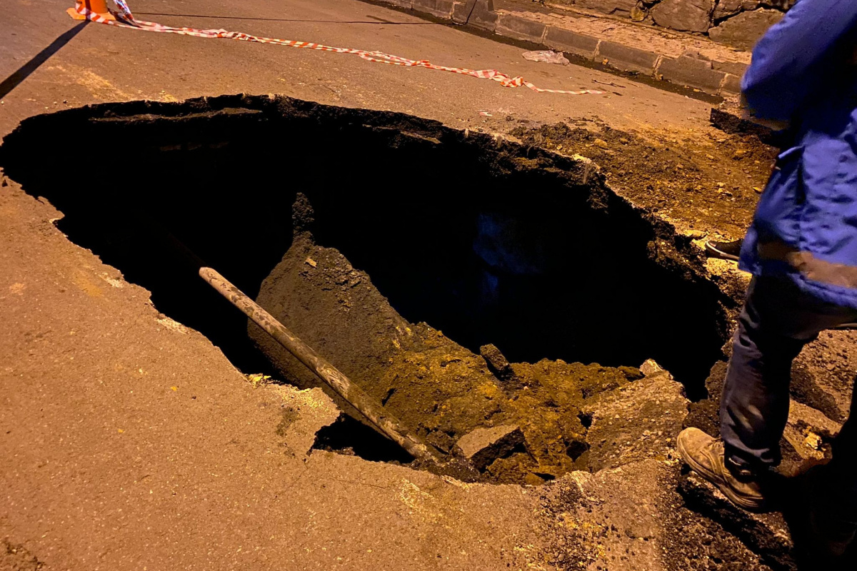 Şişli’de yol çöktü, etrafı kanalizasyon kokusu sardı