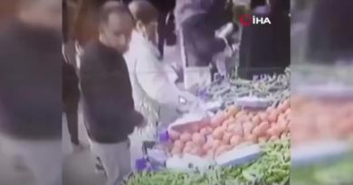 Şişli'deki pazarda cep telefonu hırsızlığı kamerada