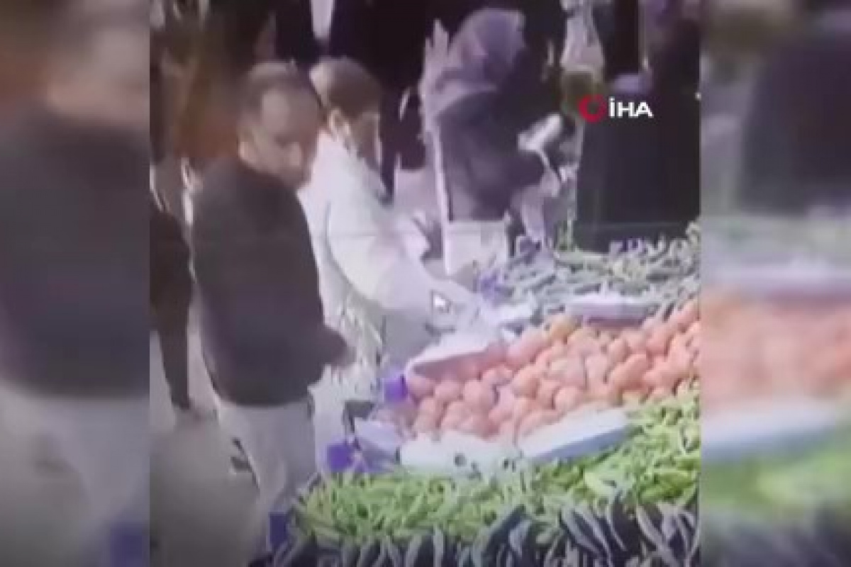 Şişli'deki pazarda cep telefonu hırsızlığı kamerada