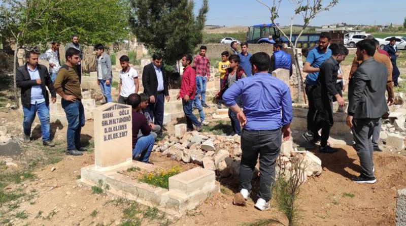 Sulama kanalına düşen araçta ölen 3 kişinin cenazesi defnedildi