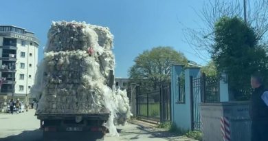 Sultanbeyli’de aşırı yük dolu olan kamyonetin tehlikeli yolculuğu kamerada
