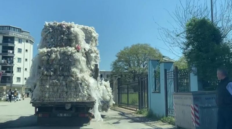 Sultanbeyli’de aşırı yük dolu olan kamyonetin tehlikeli yolculuğu kamerada