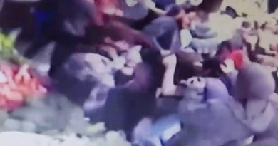 Sultanbeyli'de liseli kızların kavgasında ortalık savaş alanına döndü