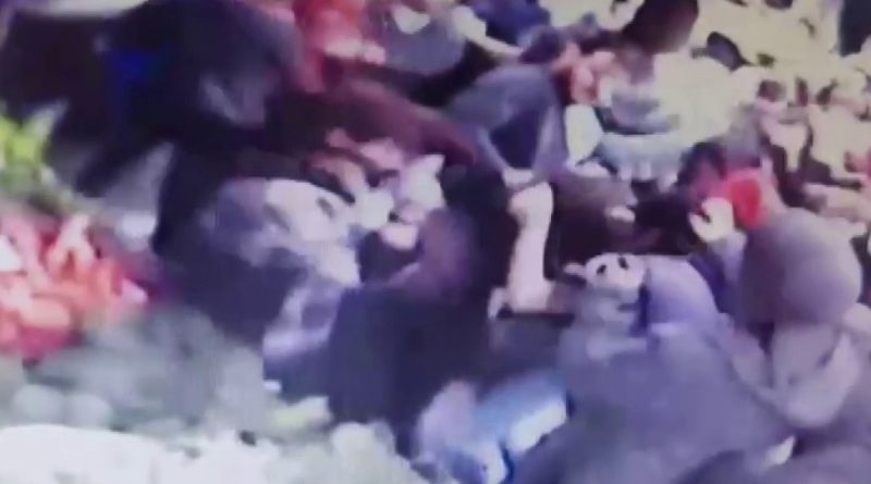 Sultanbeyli'de liseli kızların kavgasında ortalık savaş alanına döndü