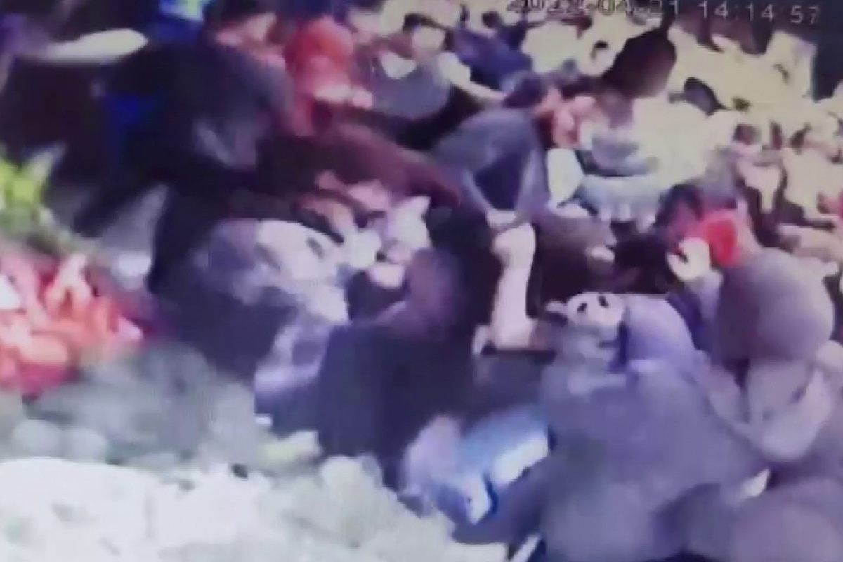 Sultanbeyli'de liseli kızların kavgasında ortalık savaş alanına döndü