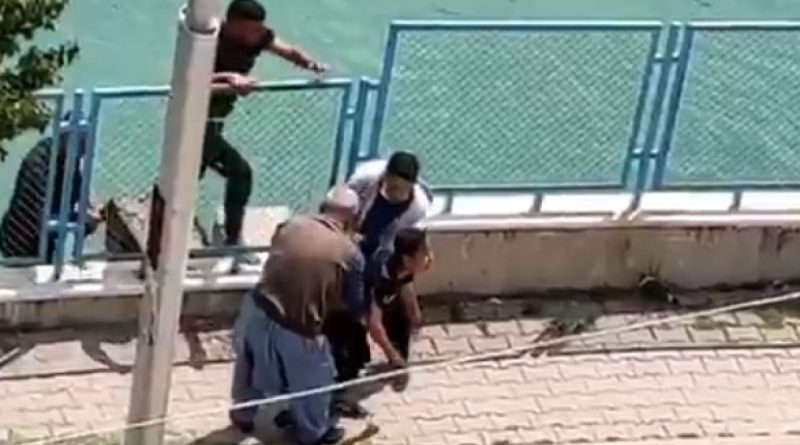 Suya düşen çocuğu yoldan geçen vatandaş kurtardı