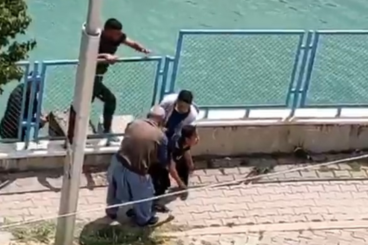 Suya düşen çocuğu yoldan geçen vatandaş kurtardı