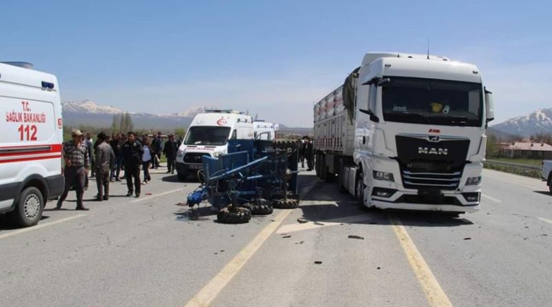 Tarım aracıyla tır çarpıştı: 4 yaralı