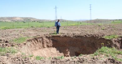 Tarlada oluşan dev obruk çiftçiyi korkuttu