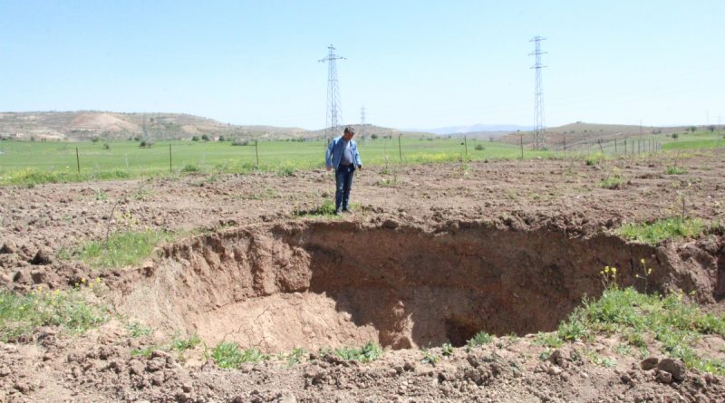 Tarlada oluşan dev obruk çiftçiyi korkuttu