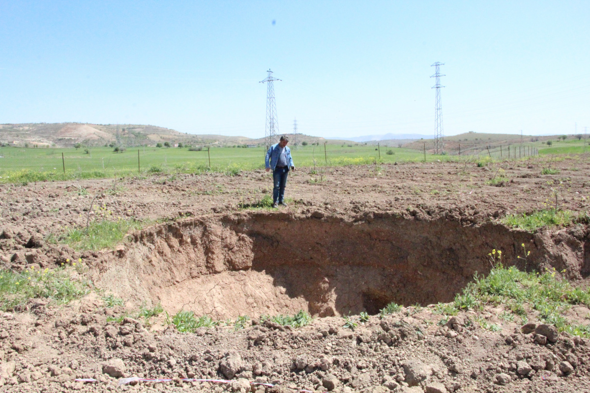 Tarlada oluşan dev obruk çiftçiyi korkuttu
