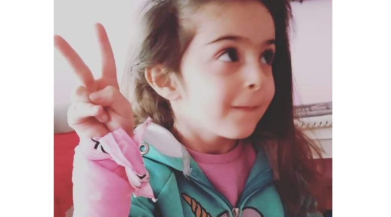 Tatil yolunda rahatsızlanarak hayatını kaybeden minik Ece toprağa verildi