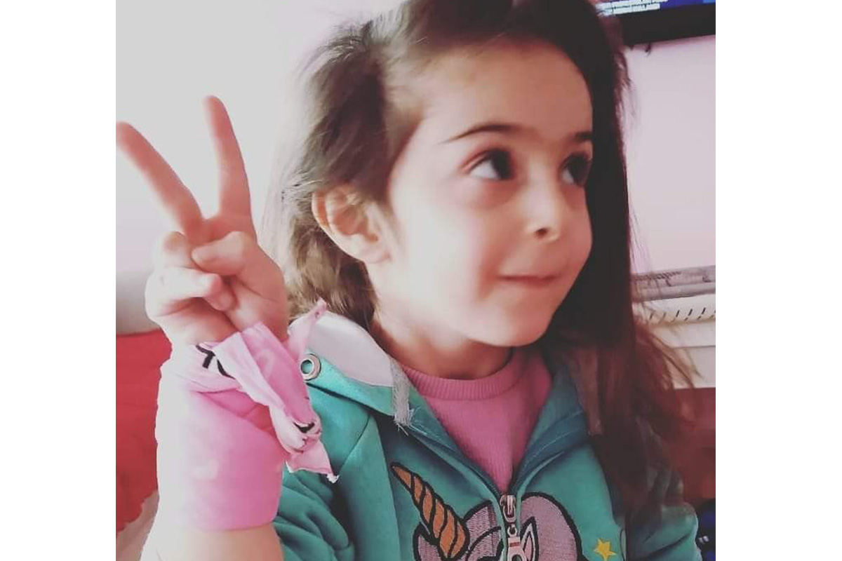 Tatil yolunda rahatsızlanarak hayatını kaybeden minik Ece toprağa verildi